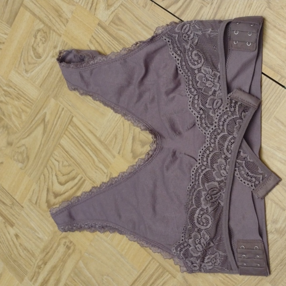 Bralette with crossing lace support